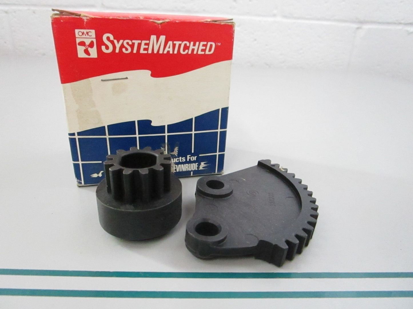 NEW OEM 393124 0393124 OMC Johnson Evinrude Steering Gear 0810