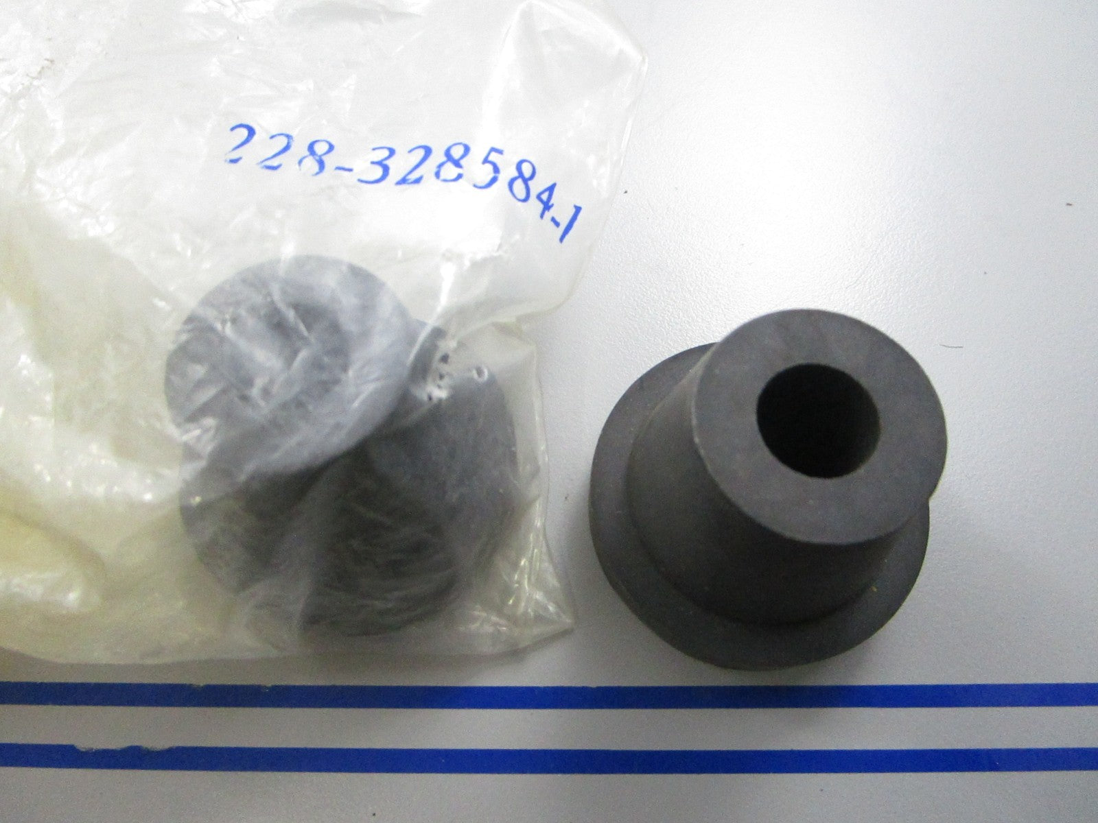 *NEW OEM* (LOT OF 2) 0810 OMC Johnson Evinrude Engine Grommet 328584 0328584
