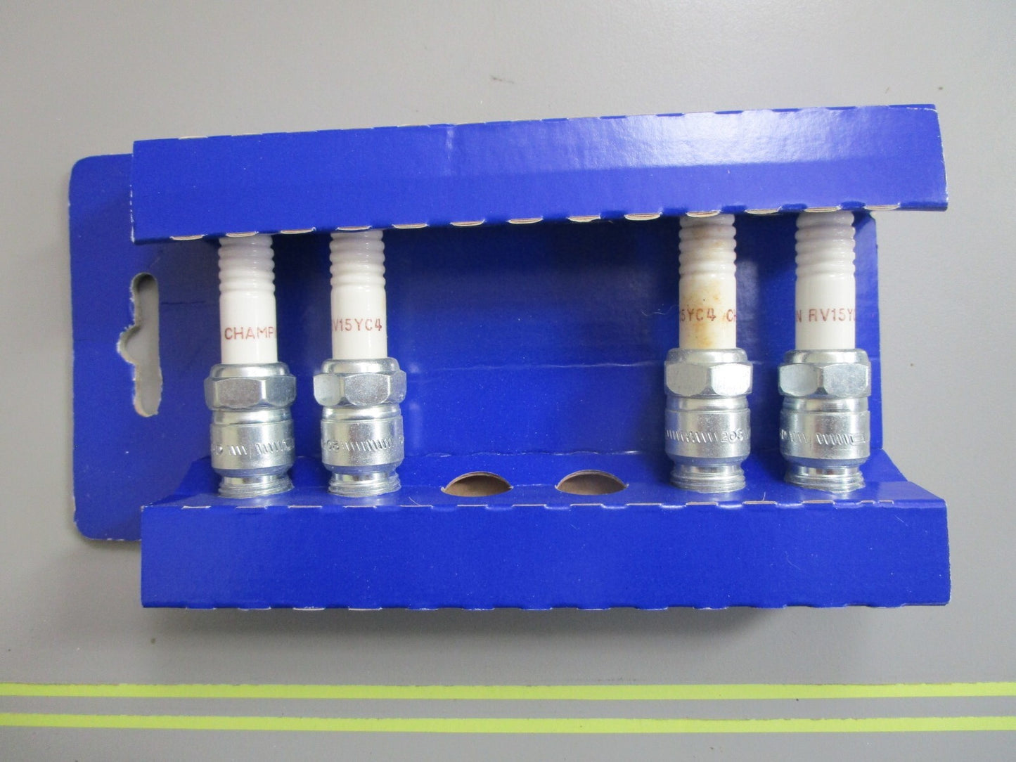 *NEW OEM* (LOT OF 4) 0810 Volvo Penta Spark Plug Kit 3851861