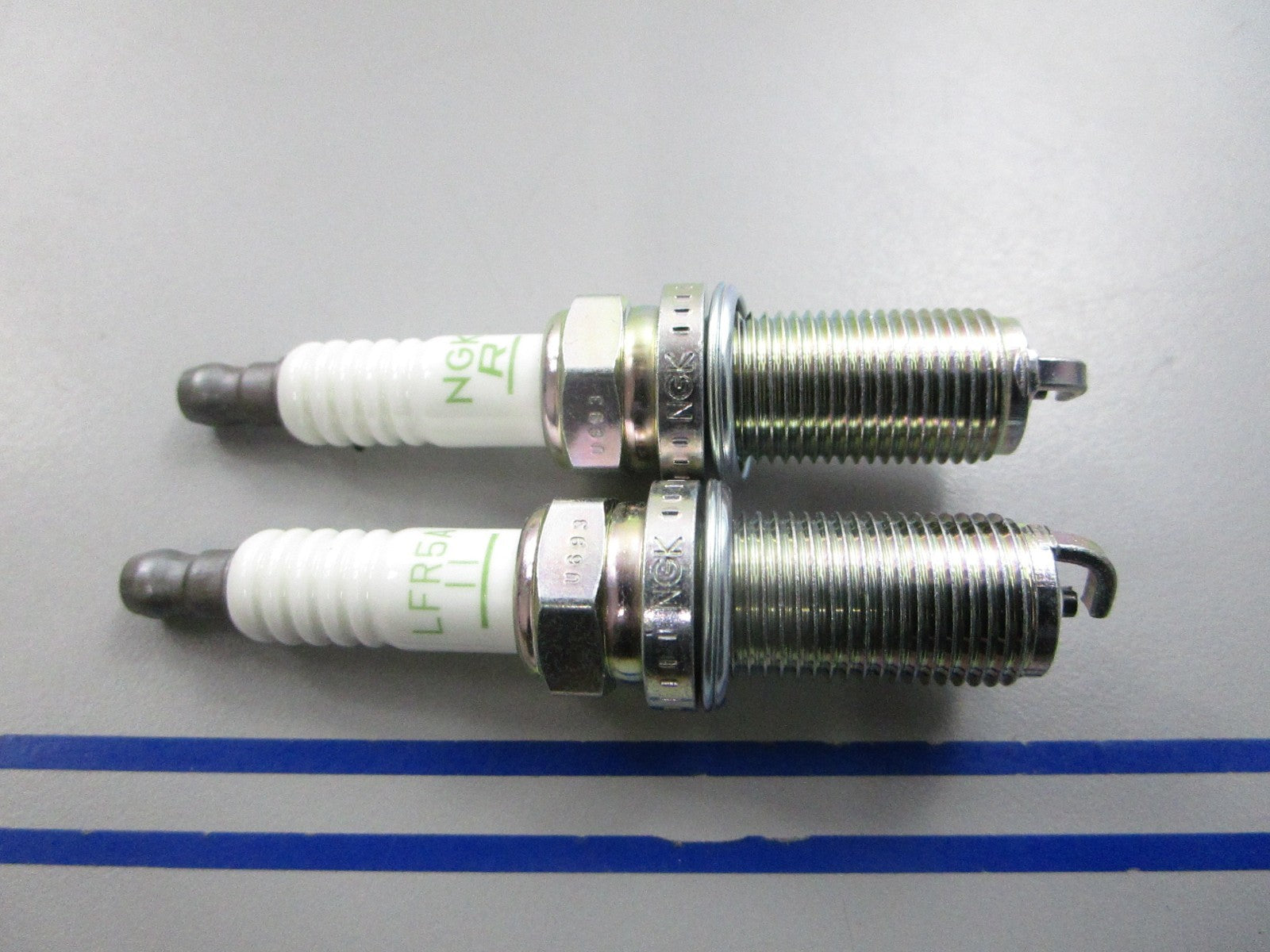 NEW (LOT OF 2) LFR5A-11 NGK V-Power Spark Plug 0810