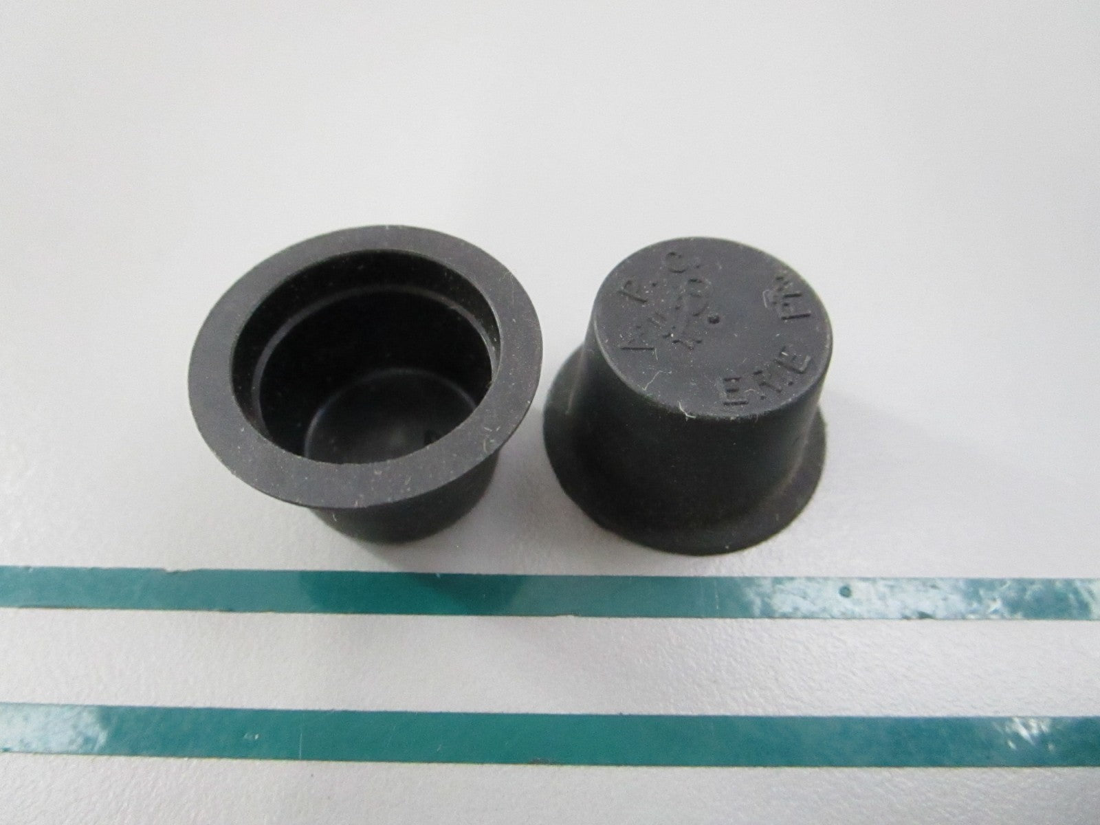 NEW OEM (LOT OF 2) 318173 0318173 OMC Johnson Evinrude Plug 0810