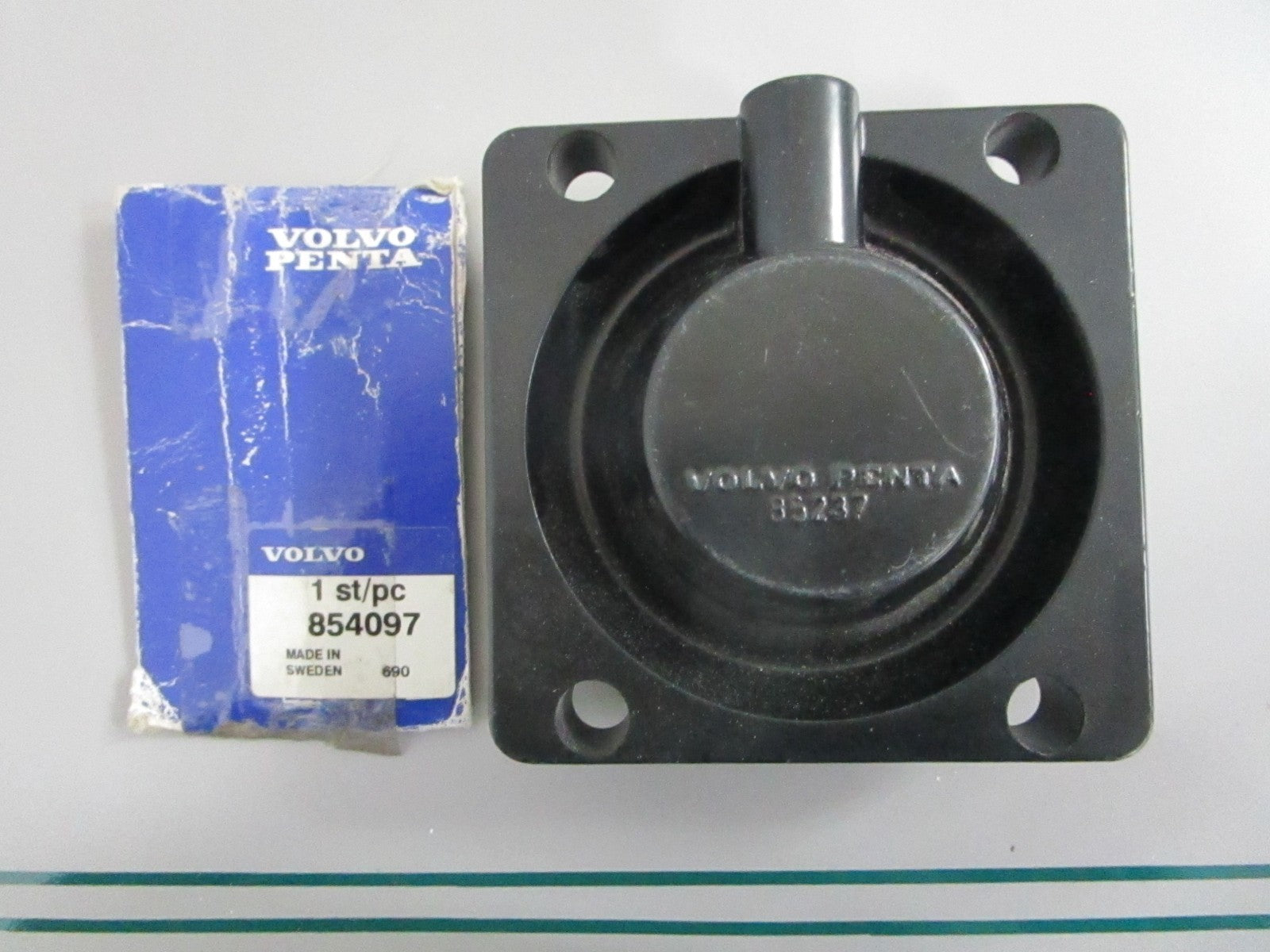 NEW OEM 854097 Volvo Penta Bearing Cover 0820