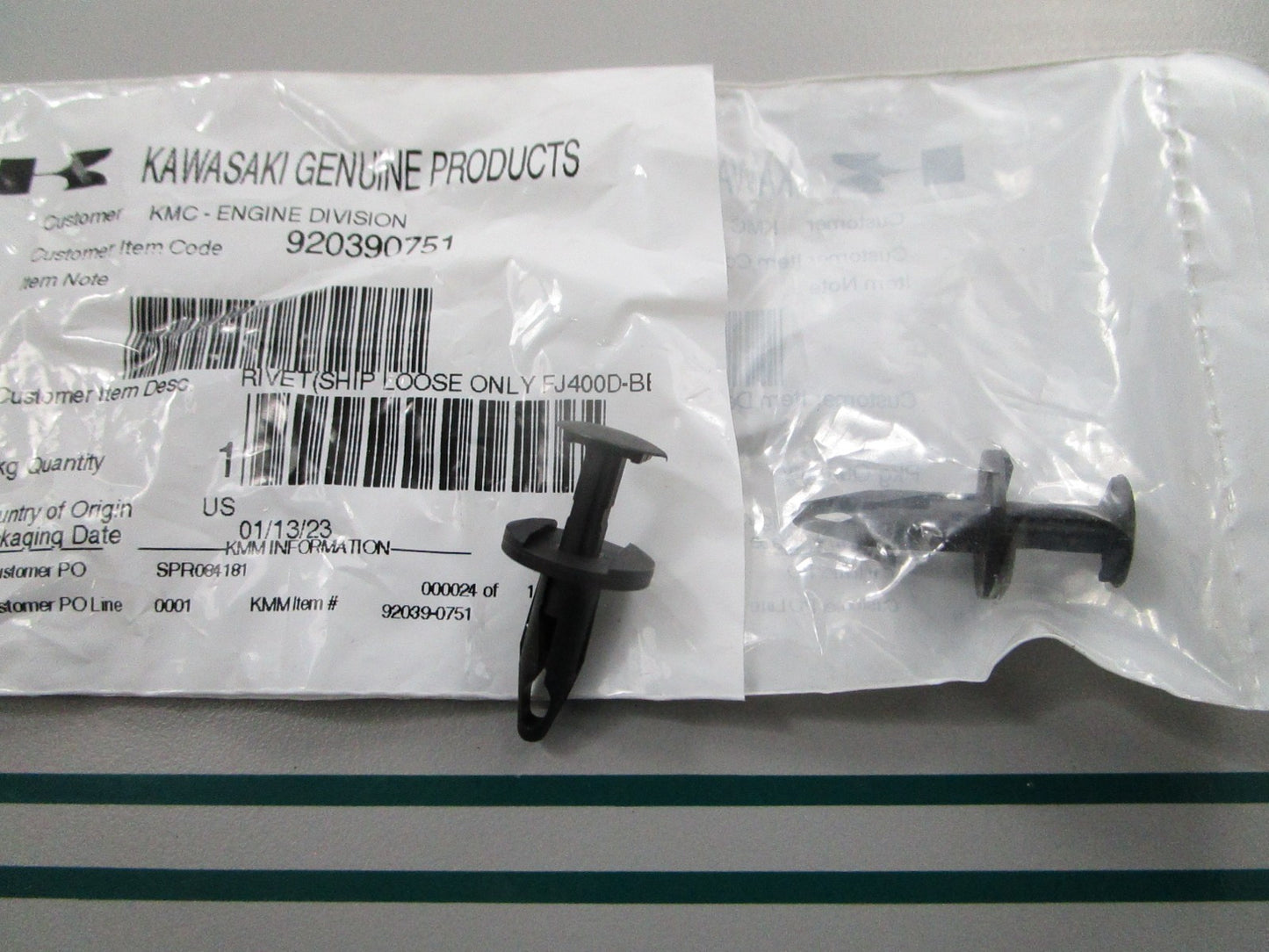 NEW OEM (LOT OF 2) 920390751 Kawasaki Rivet 0810