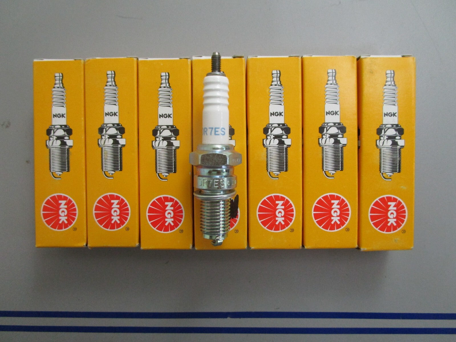 *NEW* (LOT OF 7) 0820 NGK Spark Plug DR7ES