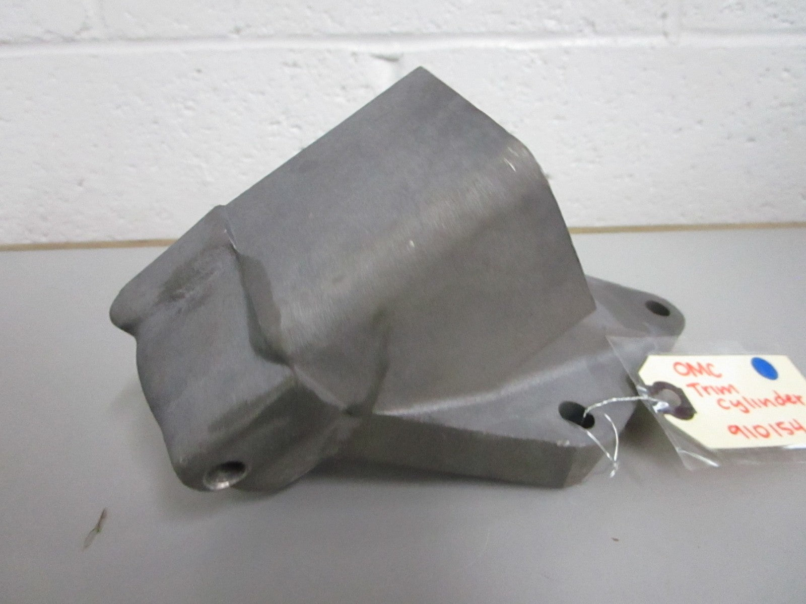 NEW OEM 910154 0910154 OMC Johnson Evinrude Trim Cylinder 0820