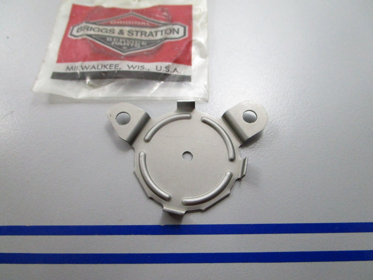 NEW OEM 223966 Briggs & Stratton Retainer 0810