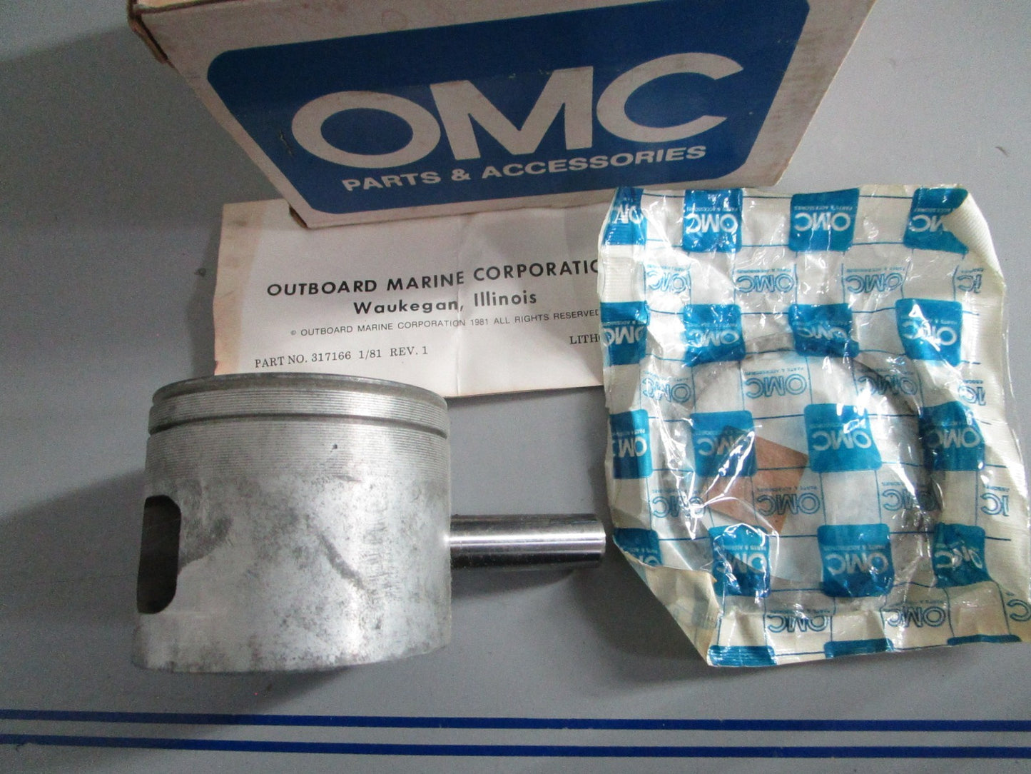 NEW OEM 386257 0386257 OMC Johnson Evinrude Piston Kit 0820