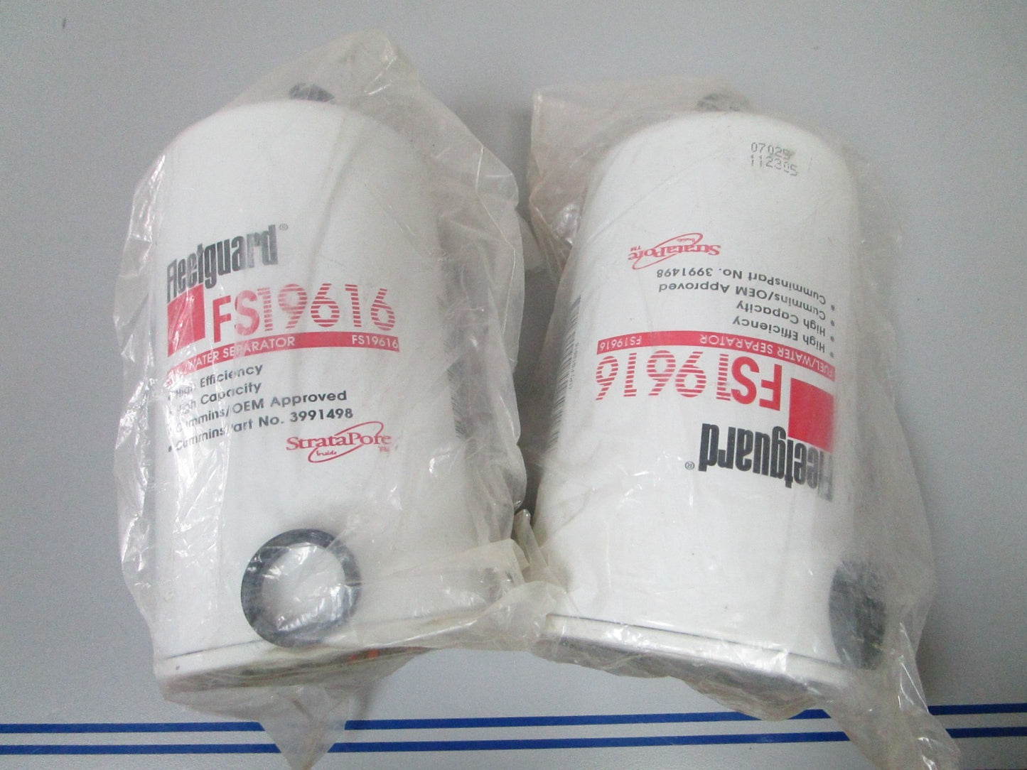 NEW OEM FS19616 Fleetguard Fuel Filter Water Separator (LOT OF 2) 0720