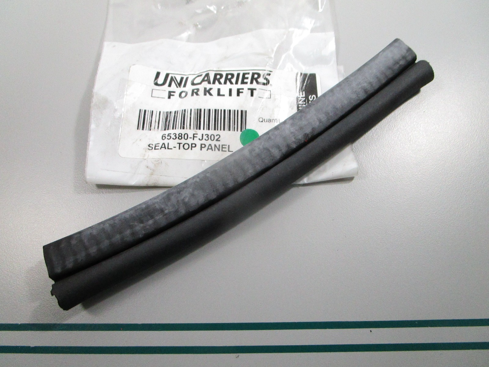 NEW OEM 65380-FJ302 Nissan Unicarriers Top Panel Seal 0810