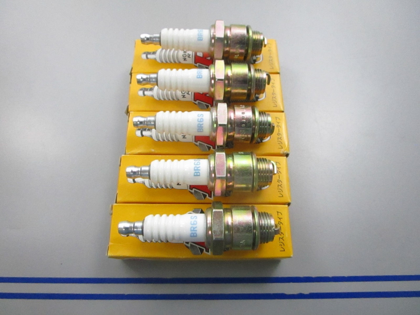 NEW (LOT OF 5) BR6S NGK Spark Plug 0810