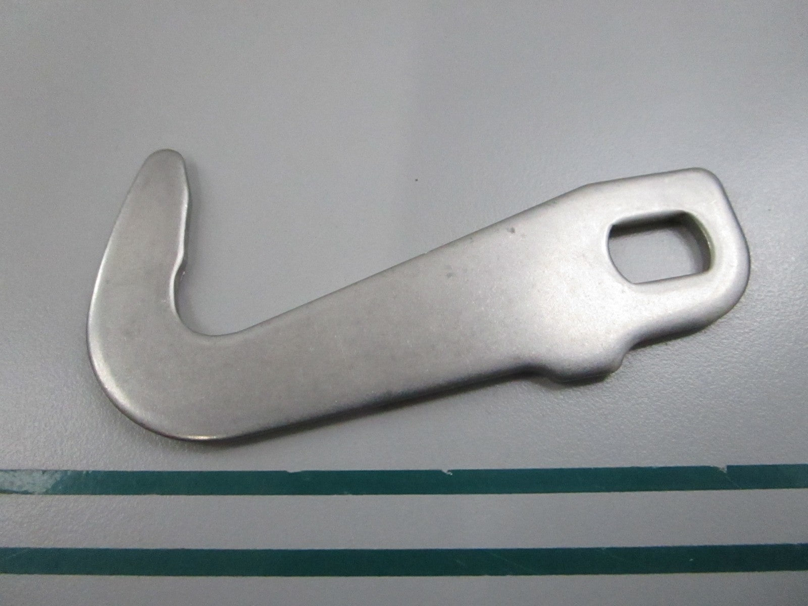 NEW OEM 3R3-67142-0 3R3671420 Tohatsu Cover Hook 0810