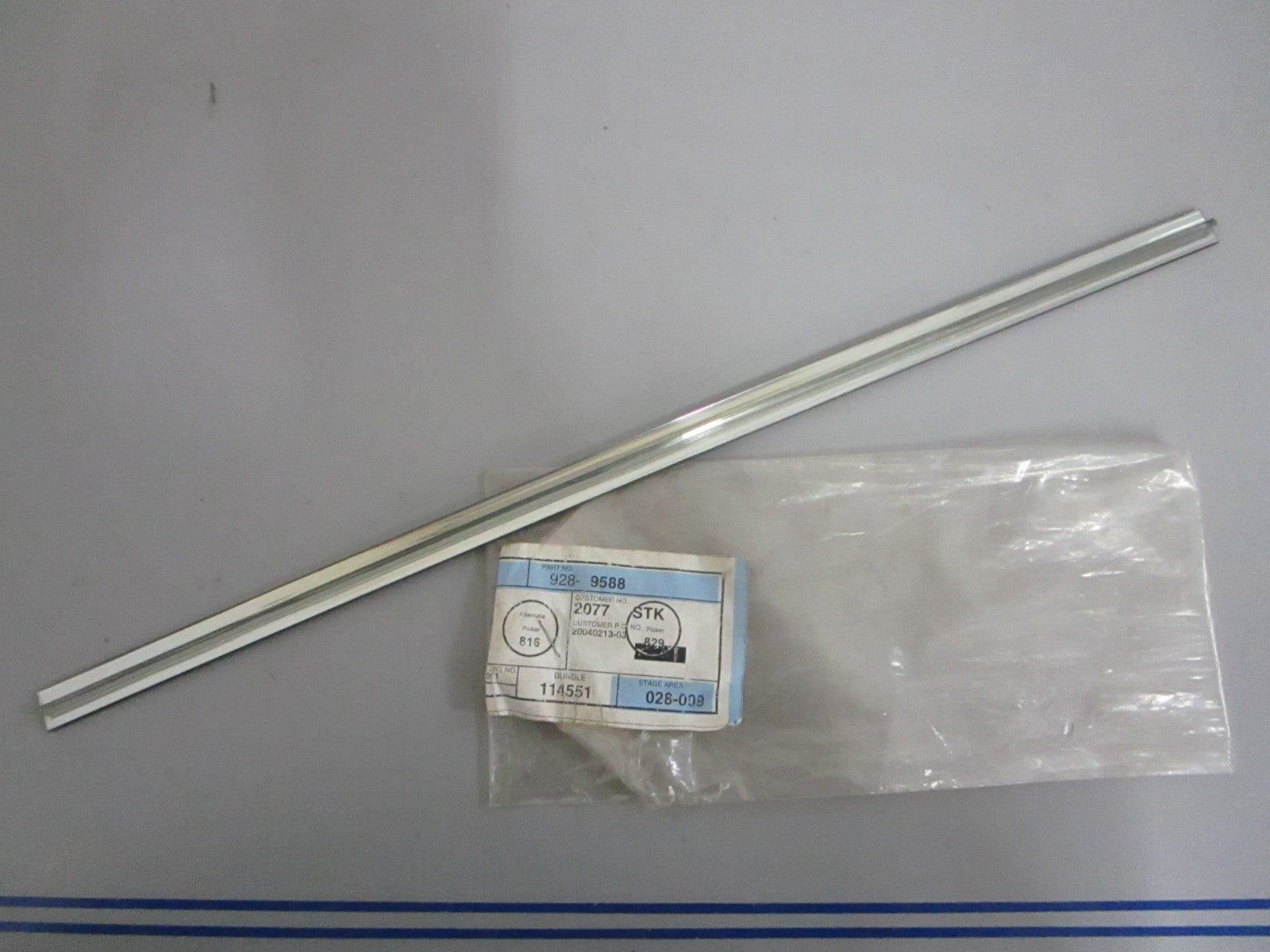 NEW OEM 9289588 Saab Molding Insert 0820