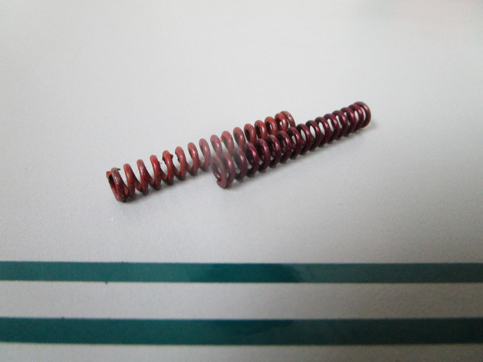 NEW OEM (LOT OF 2) 318576 0318576 OMC Johnson Evinrude Spring 0810