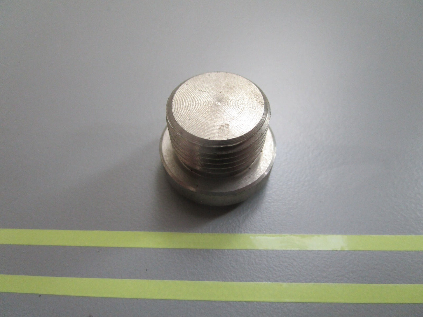 *NEW OEM* 0810 Volvo Penta Oil Plug 814179