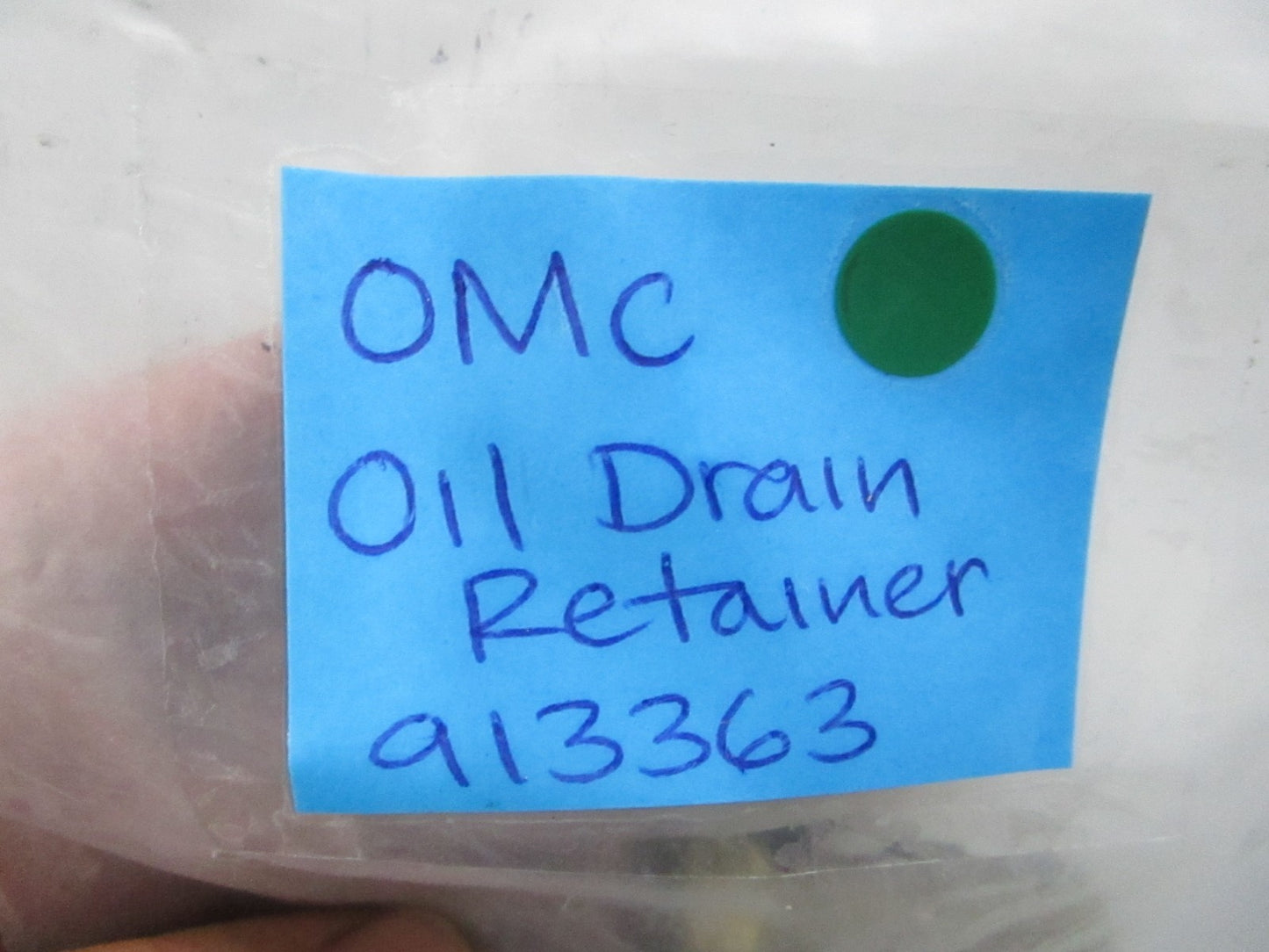 NEW OEM 913363 0913363 OMC Johnson Evinrude Oil Drain Retainer 0810