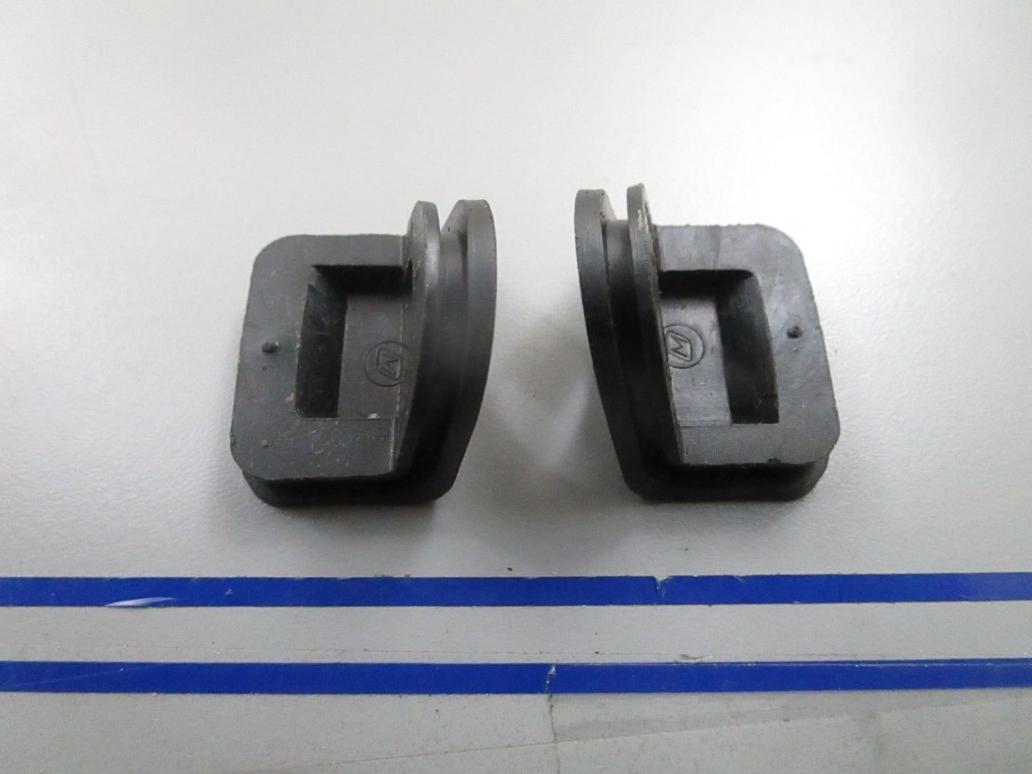 *NEW OEM* (LOT OF 2) 0810 OMC Johnson Evinrude Grommet 331584 0331584