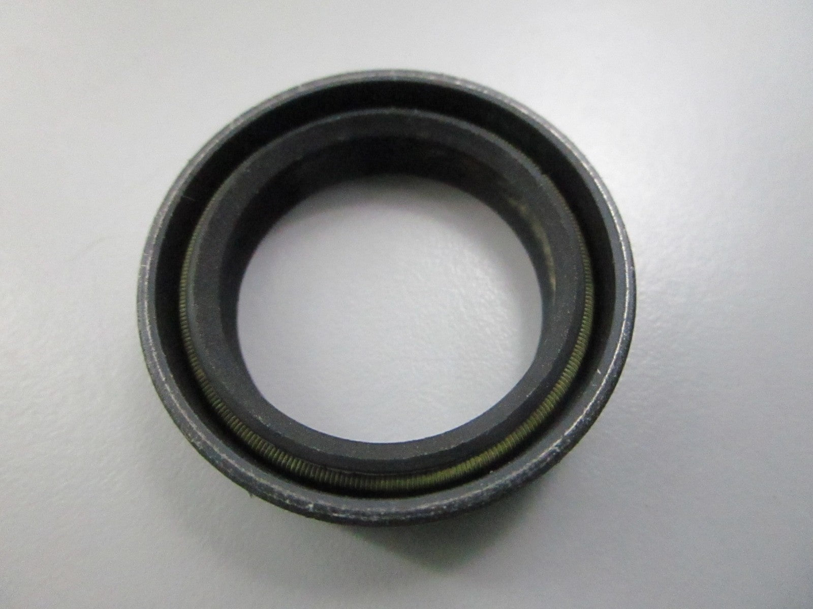NEW OEM 305987 0305987 OMC Johnson Evinrude Oil Seal 0810
