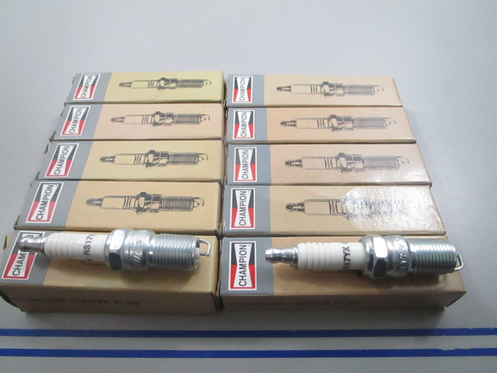 *NEW* (LOT OF 10) 0810 Champion Spark Plug RS17YX