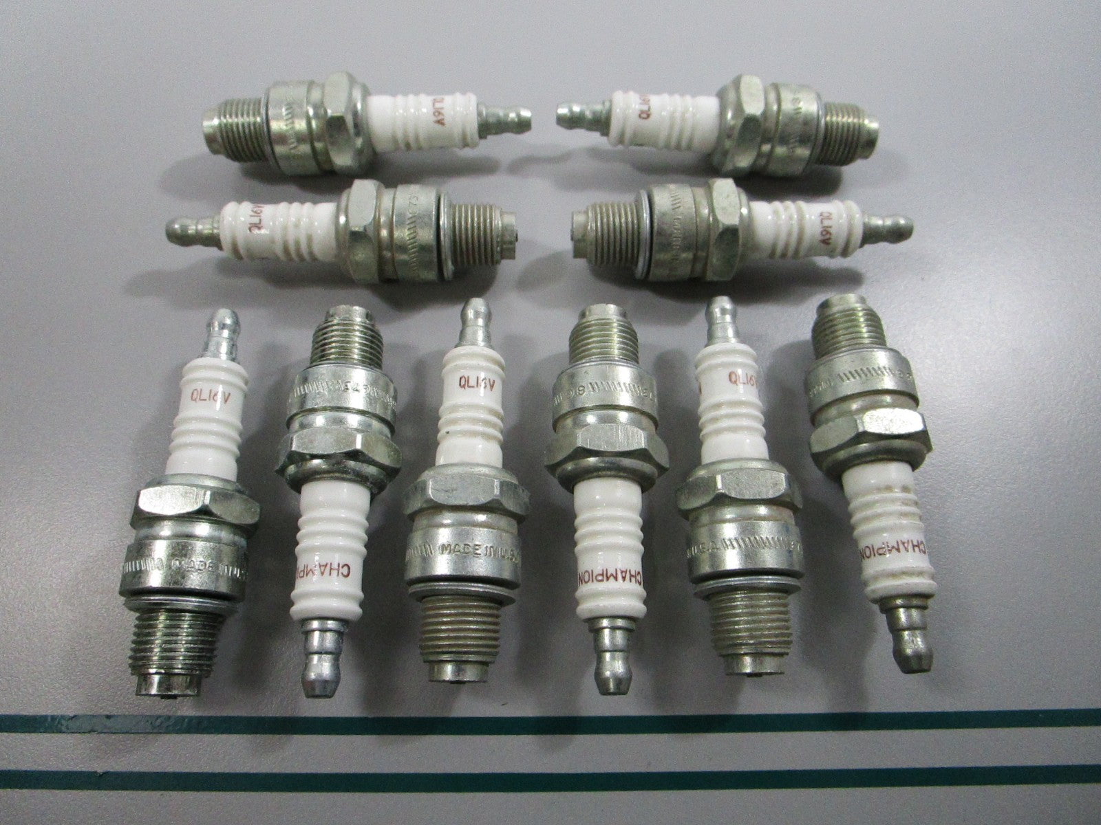 NEW (LOT OF 10) QL16V Champion Spark Plug 0810