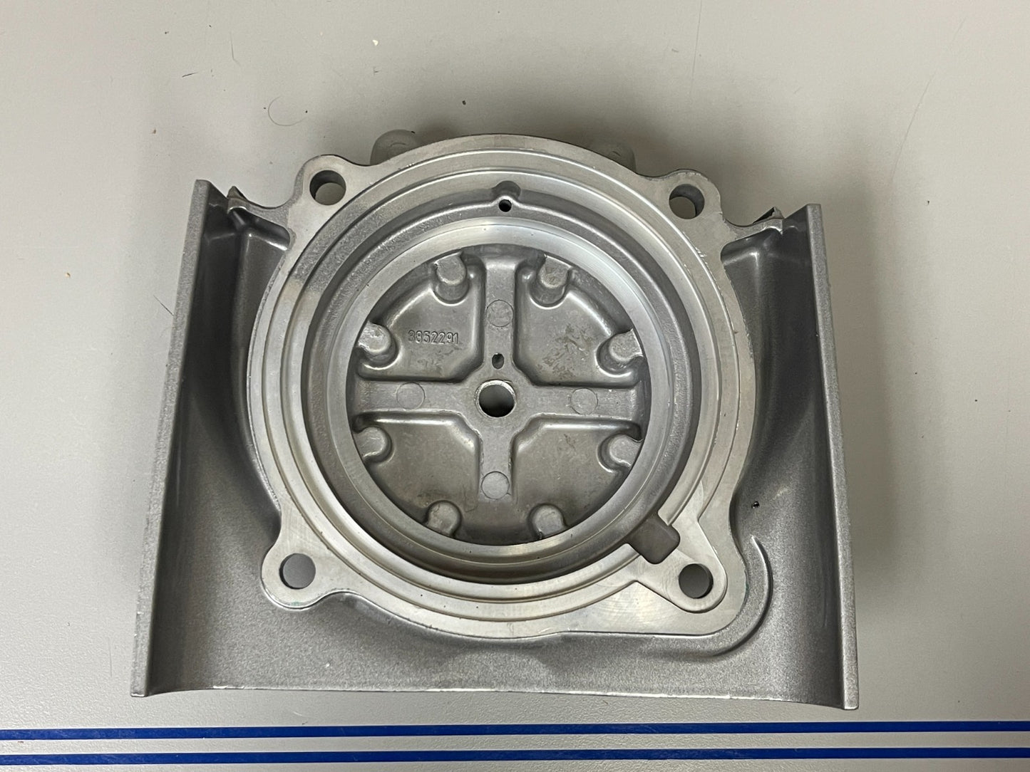 NEW OEM 3854401 3852291 Volvo Penta Upper Gear Bearing Cover 0720
