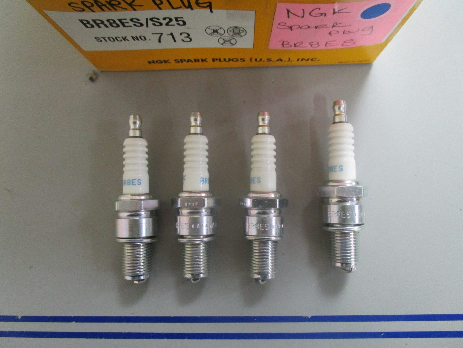 *NEW* (LOT OF 4) 0810 NGK Spark Plug BR8R8
