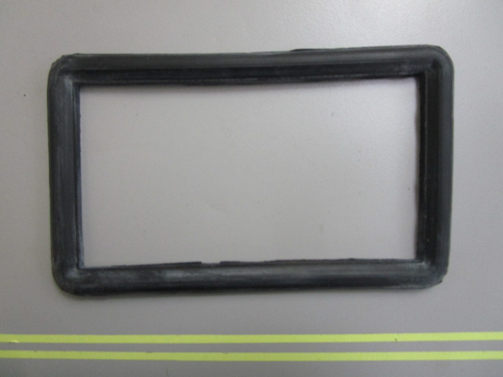 *NEW OEM* 0810 Volvo Penta Sealing Strip 831902