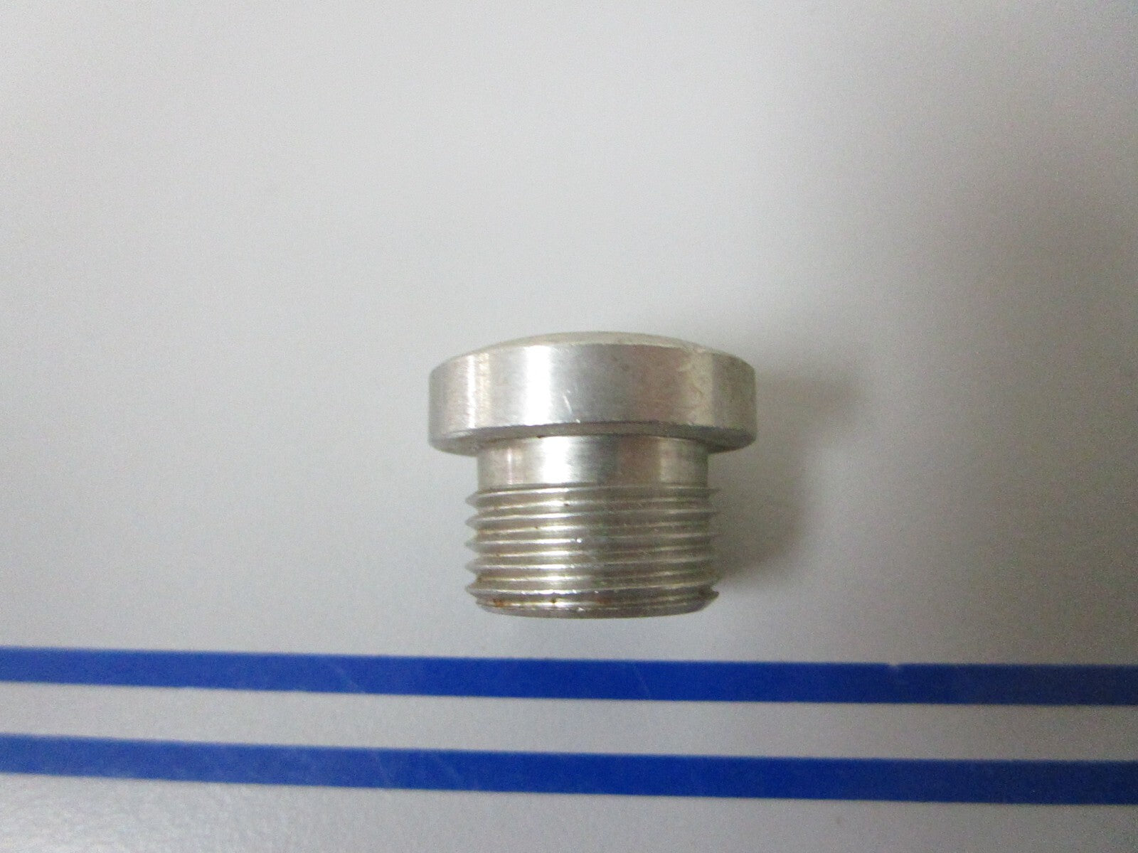 *NEW OEM* 0810 Volvo Penta Oil Plug 981965