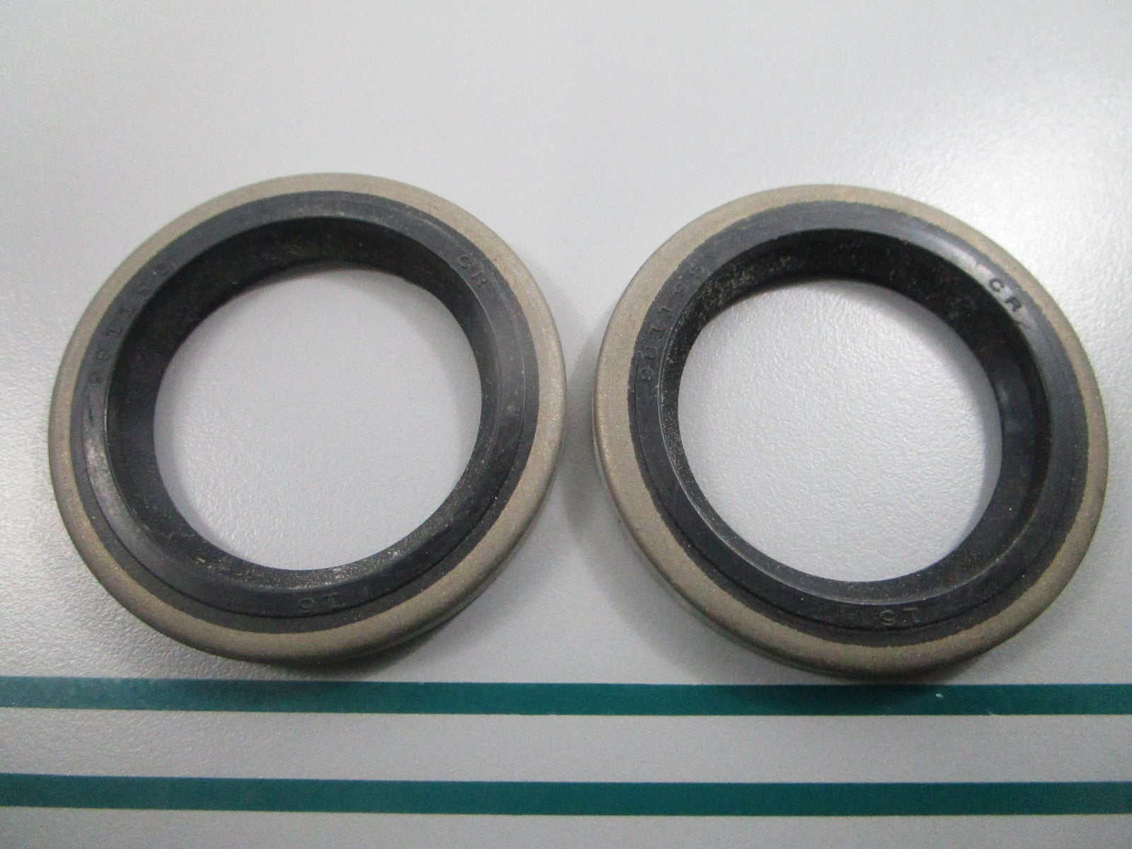 NEW OEM (LOT OF 2) 981195 0981195 OMC Johnson Evinrude Seal 0810