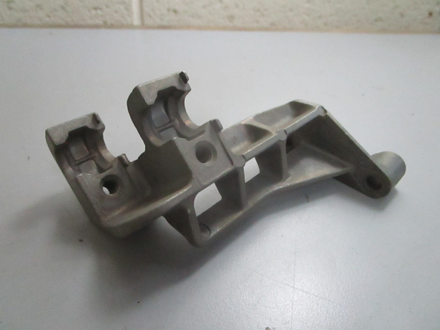 *NEW OEM* 0820 OMC Johnson Evinrude Trunnion Bracket 351927 0351927