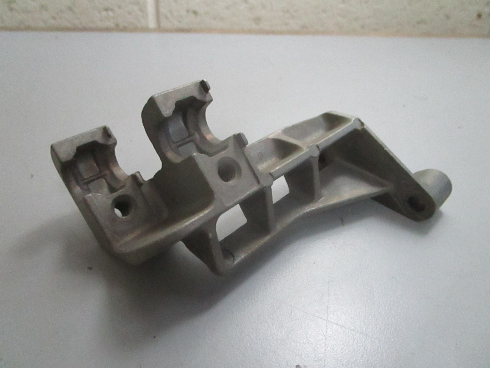 *NEW OEM* 0820 OMC Johnson Evinrude Trunnion Bracket 351927 0351927
