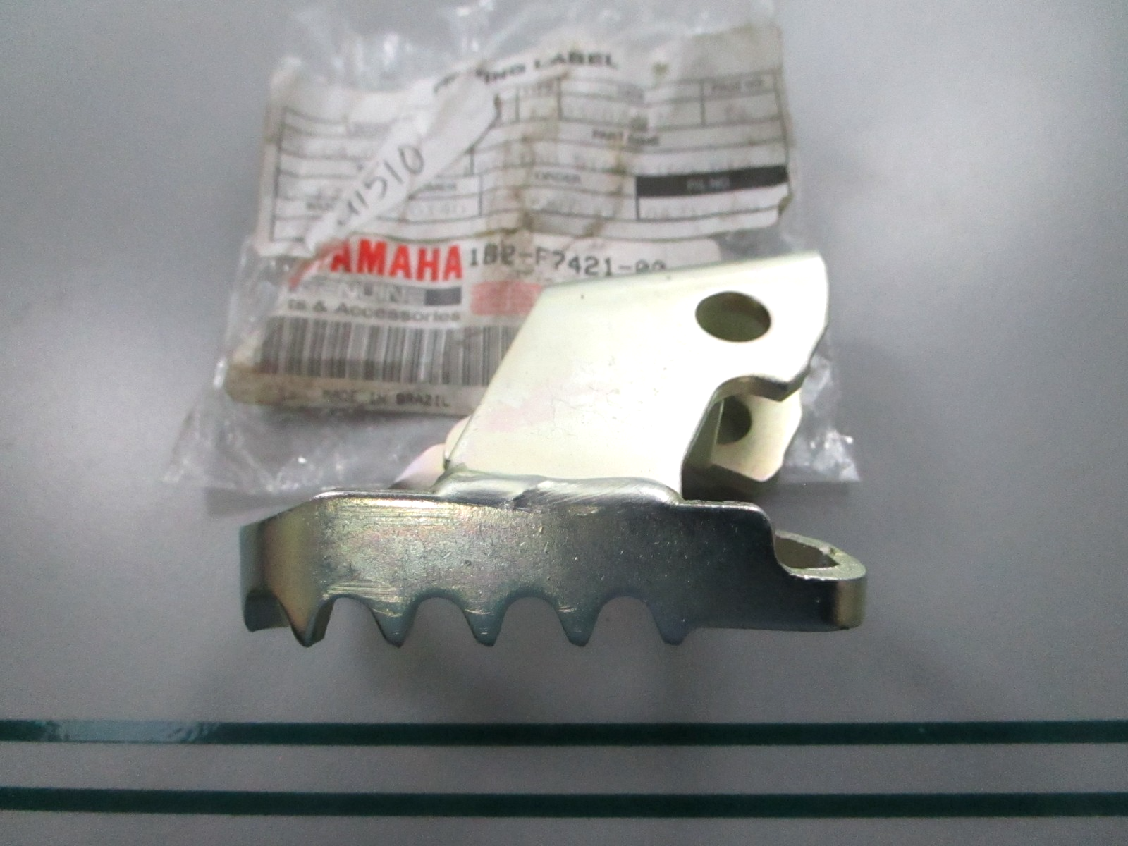 NEW OEM 1B2-F7421-00-00 Yamaha Footrest 0810