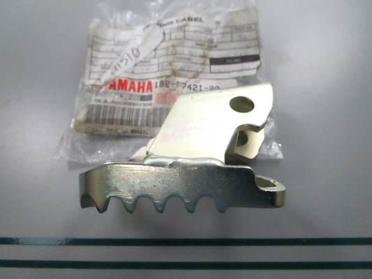 NEW OEM 1B2-F7421-00-00 Yamaha Footrest 0810