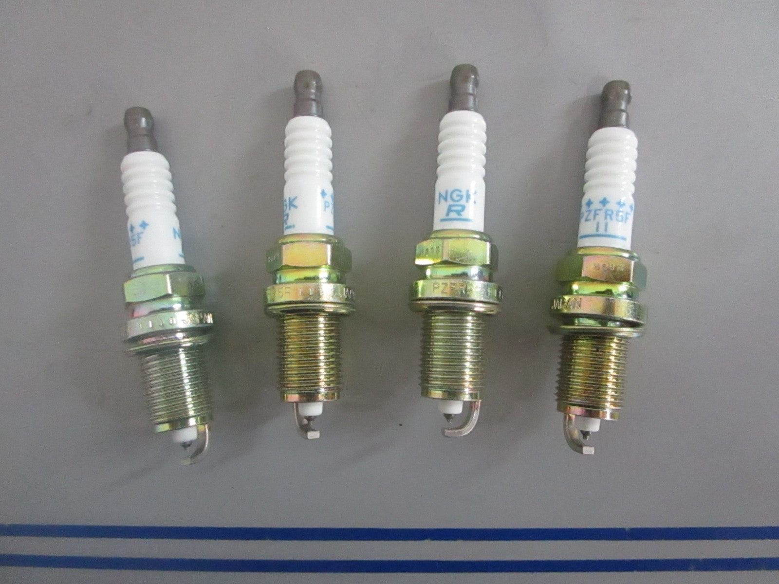 *NEW OEM* (LOT OF 4) 0820 NGK Spark Plug PZFR5F-11