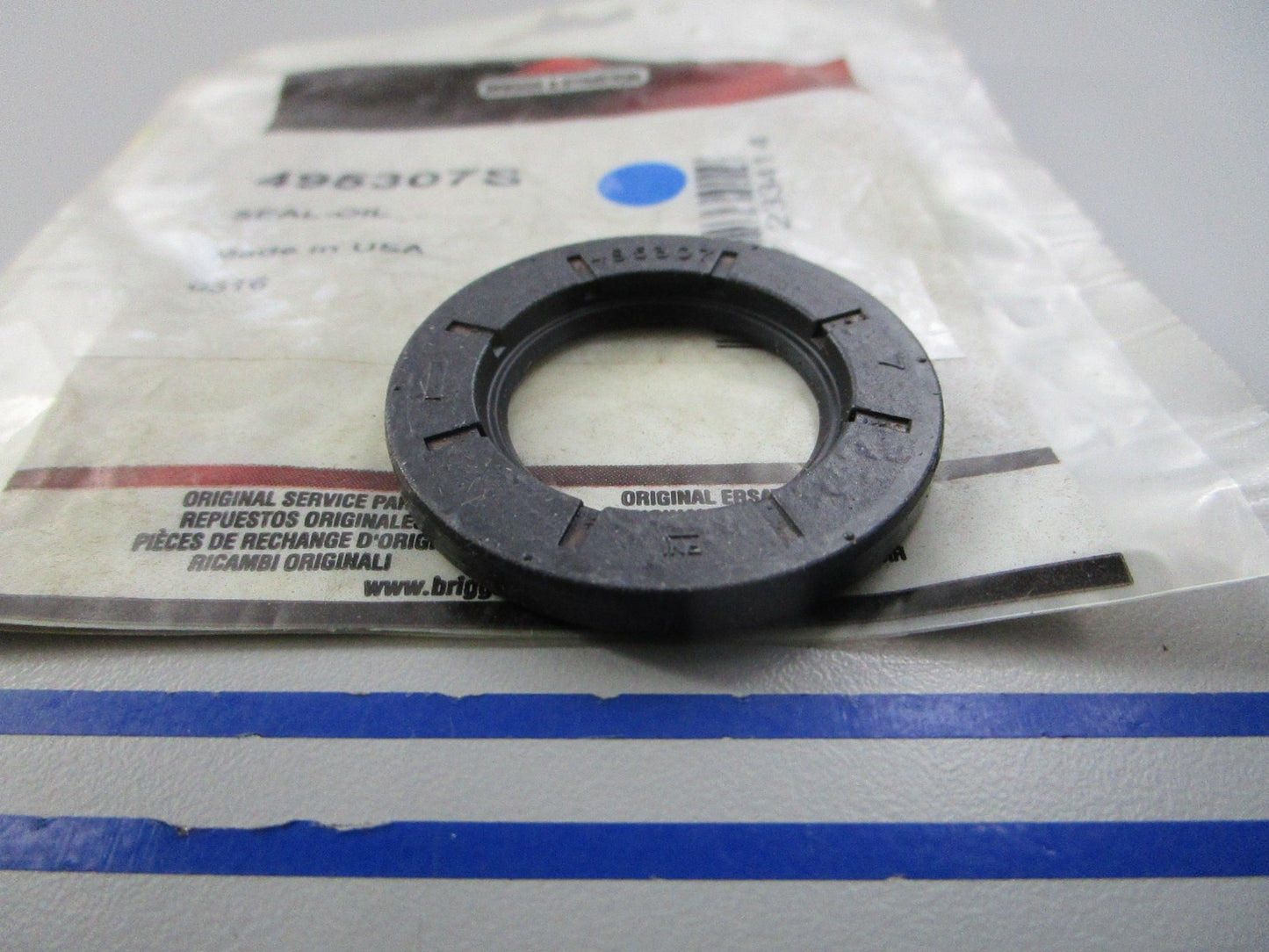 NEW OEM 495307S Briggs & Stratton Oil Seal 0810