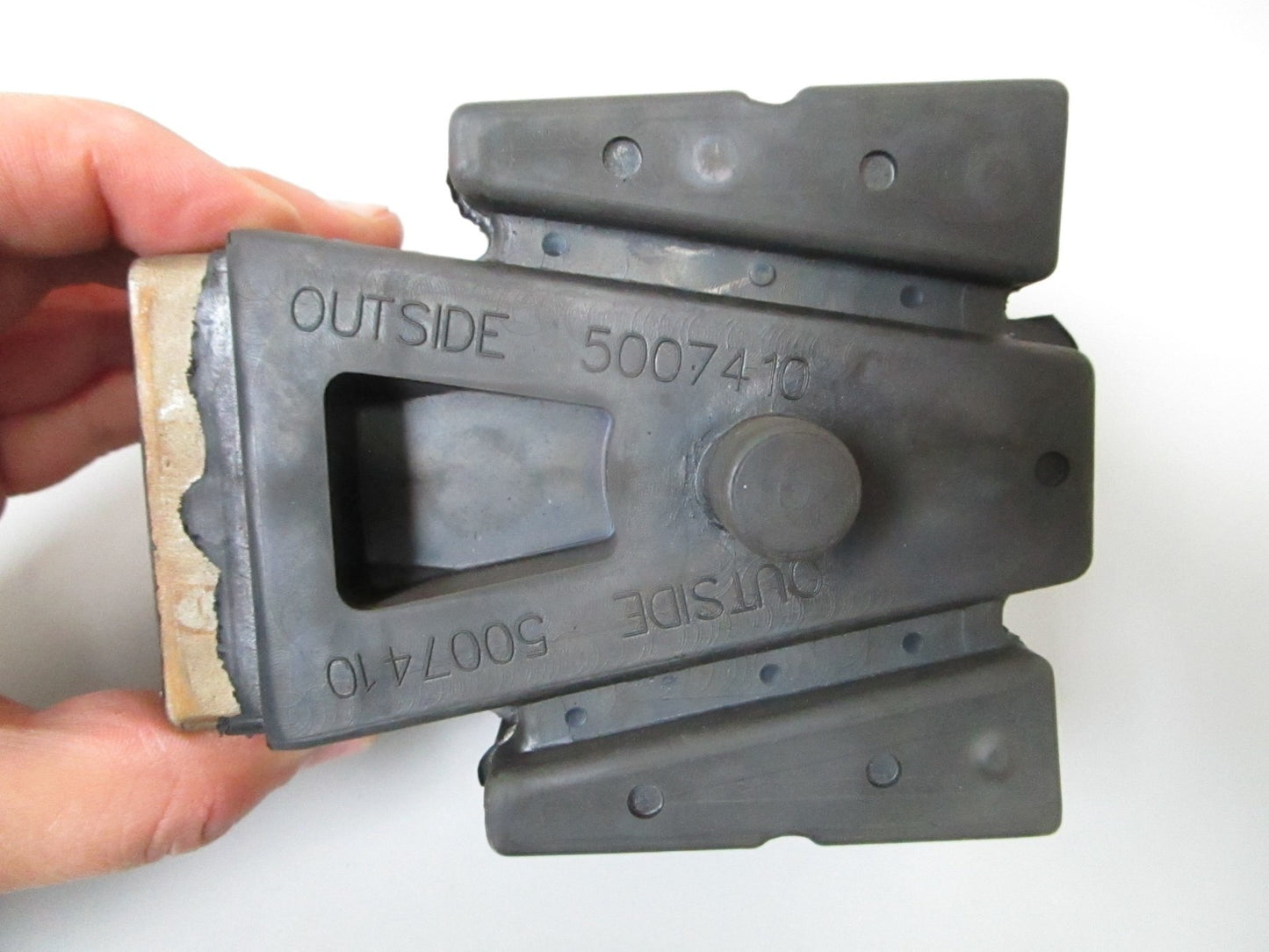 *NEW OEM* 0720 OMC Johnson Evinrude Lower Rubber Mount 5007410