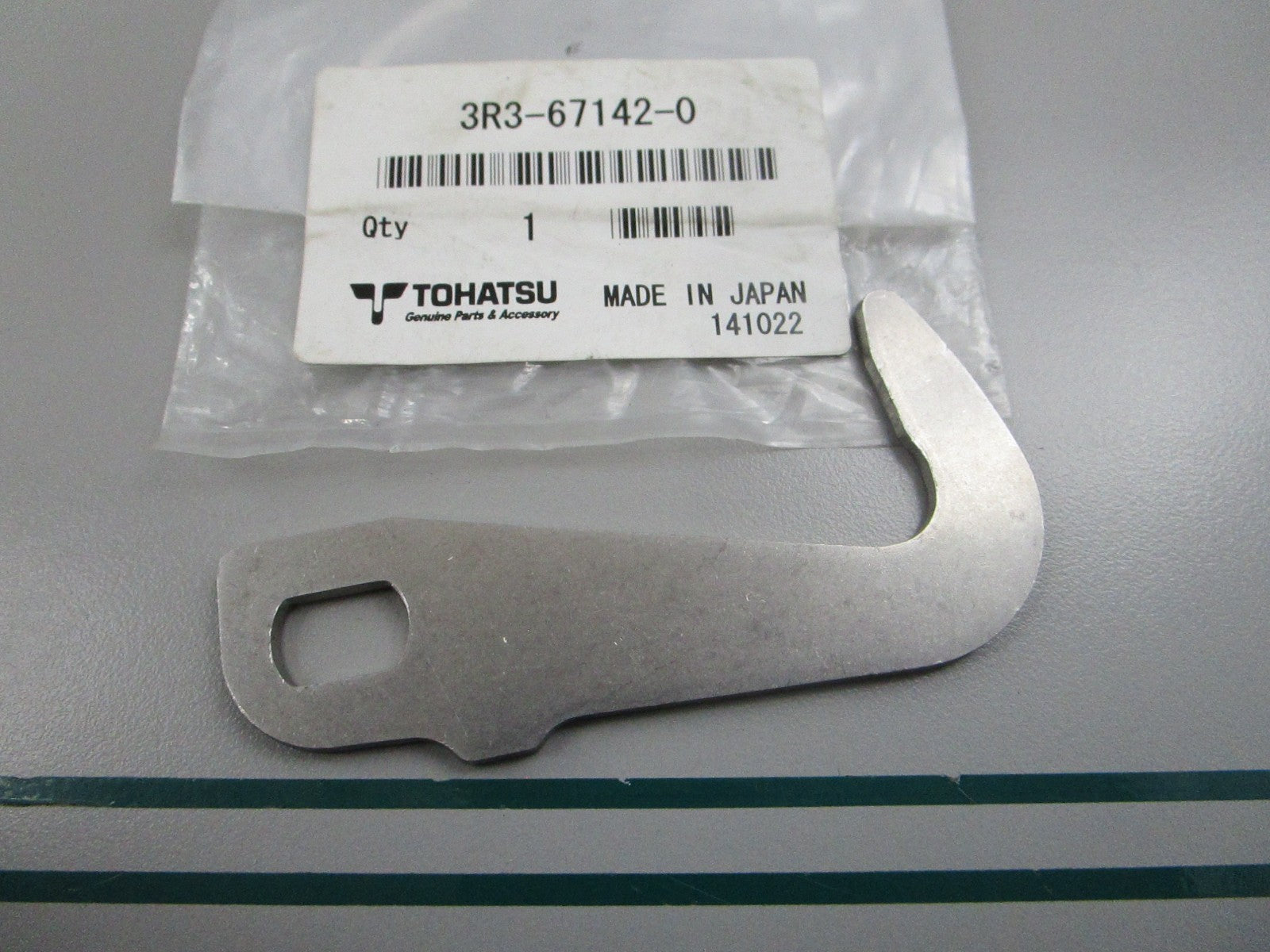 NEW OEM 3R3-67142-0 3R3671420 Tohatsu Cover Hook 0810