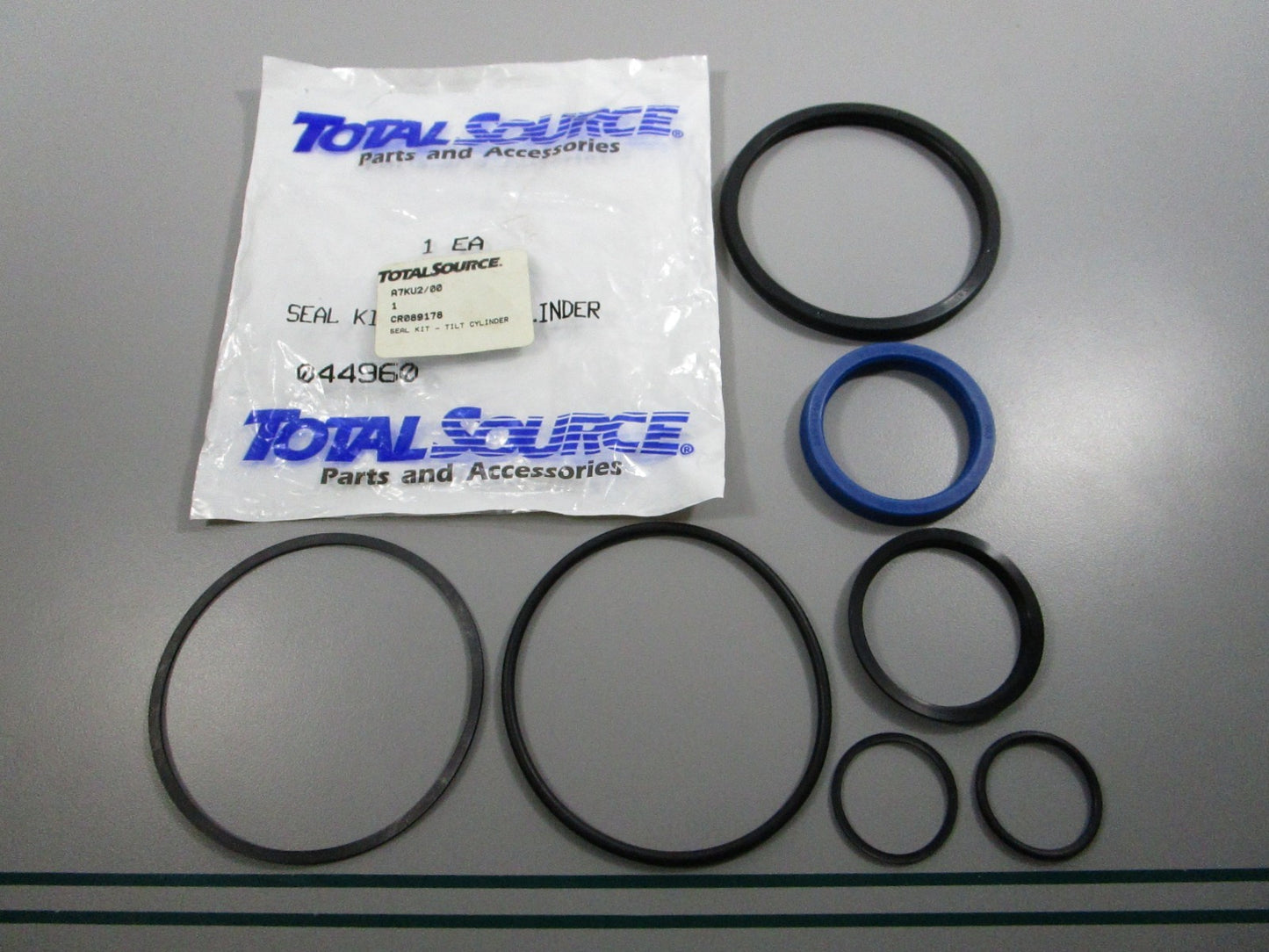 NEW Replaces: CR089718 Total Source Tilt Cylinder Seal Kit 0810