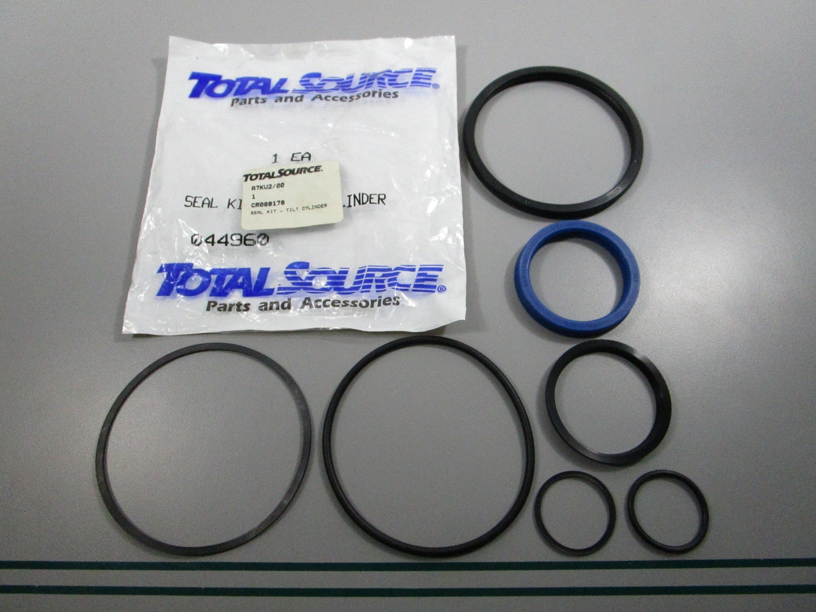 NEW Replaces: CR089718 Total Source Tilt Cylinder Seal Kit 0810