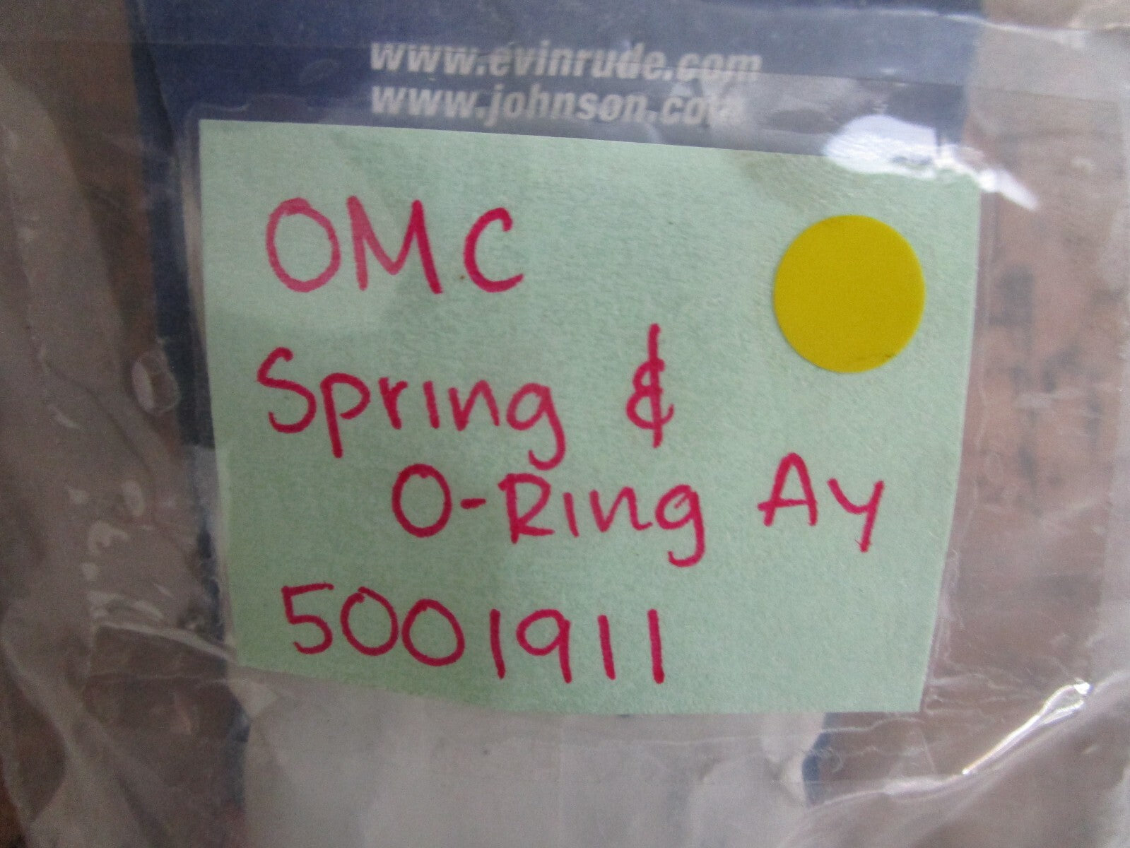 *NEW OEM* 0810 OMC Johnson Evinrude Spring & O-Ring Assembly 5001911