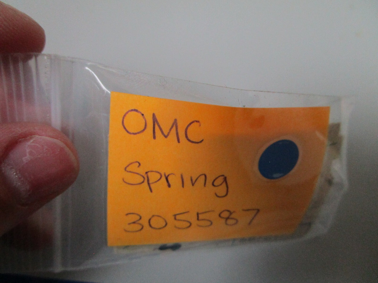 *NEW OEM* 0810 OMC Johnson Evinrude Spring 305587 0305587