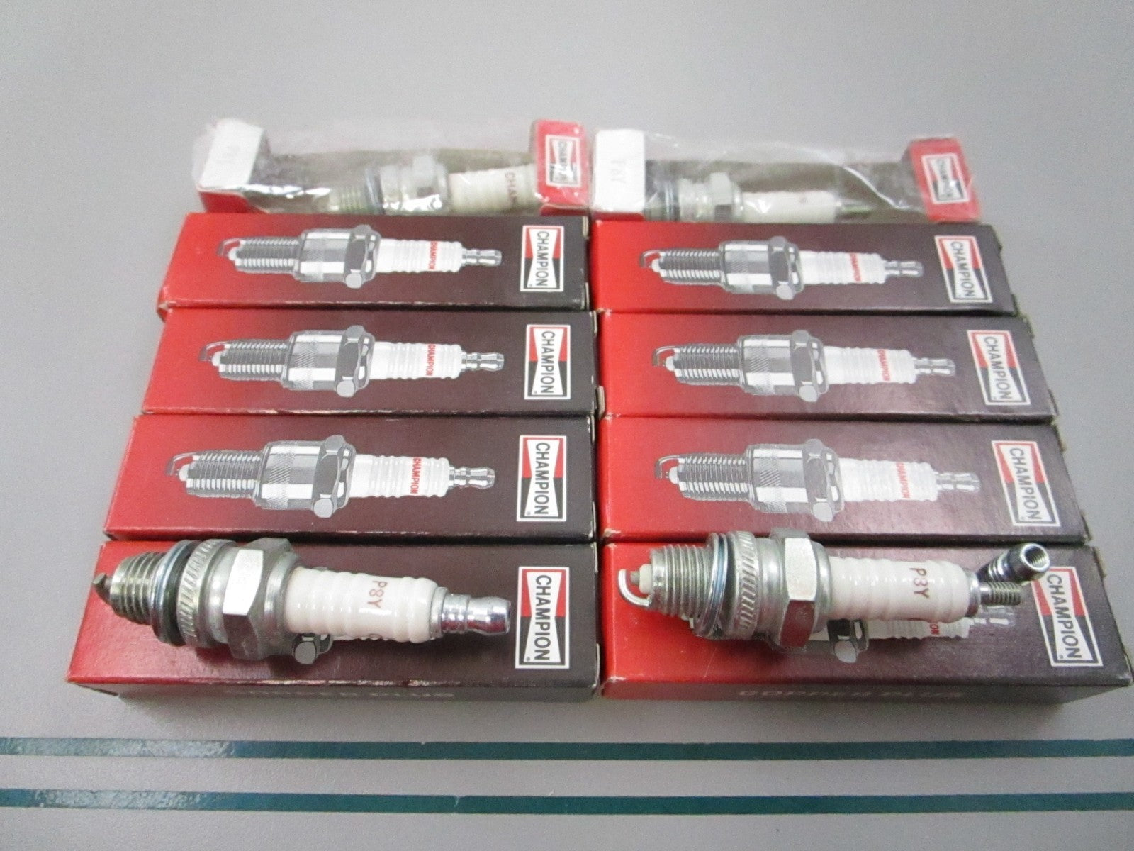 NEW (LOT OF 10) P8Y Champion Spark Plug 0810