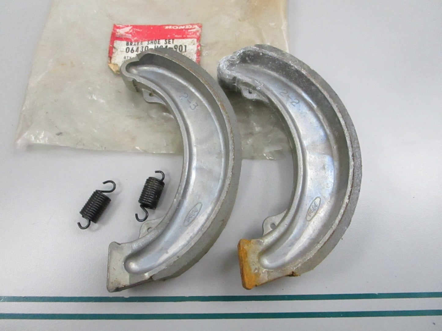 NEW OEM 06430-HC4-901 Honda Brake Shoe Set 0810