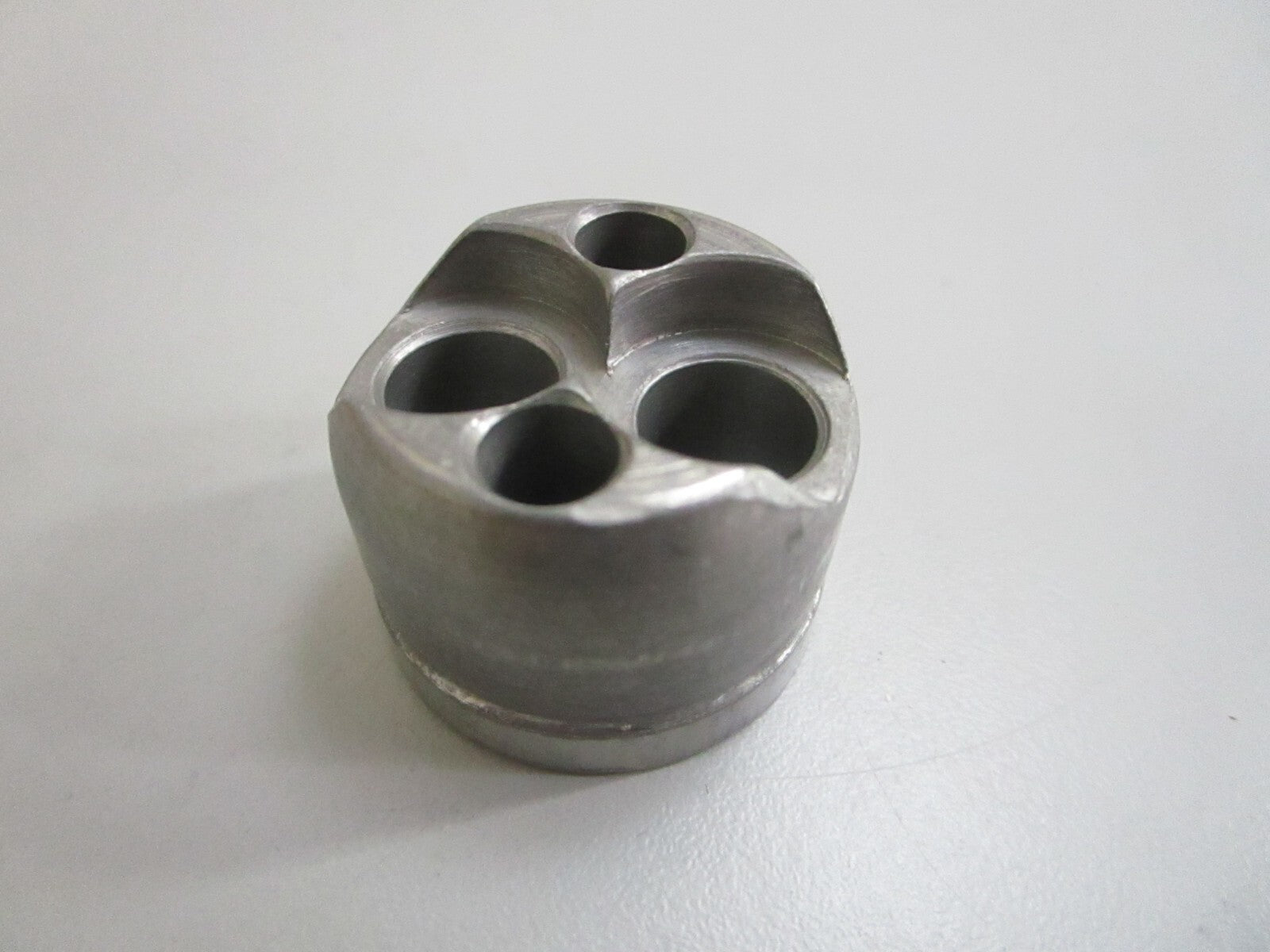 *NEW OEM* 0820 Volvo Penta Bearing Pivot Pin 852705