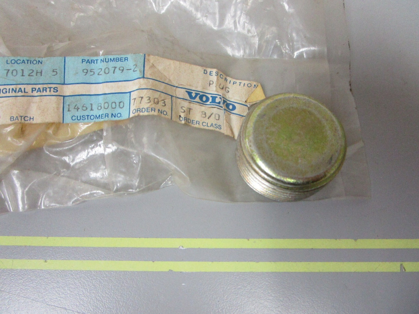 *NEW OEM* 0810 Volvo Penta Plug 952079