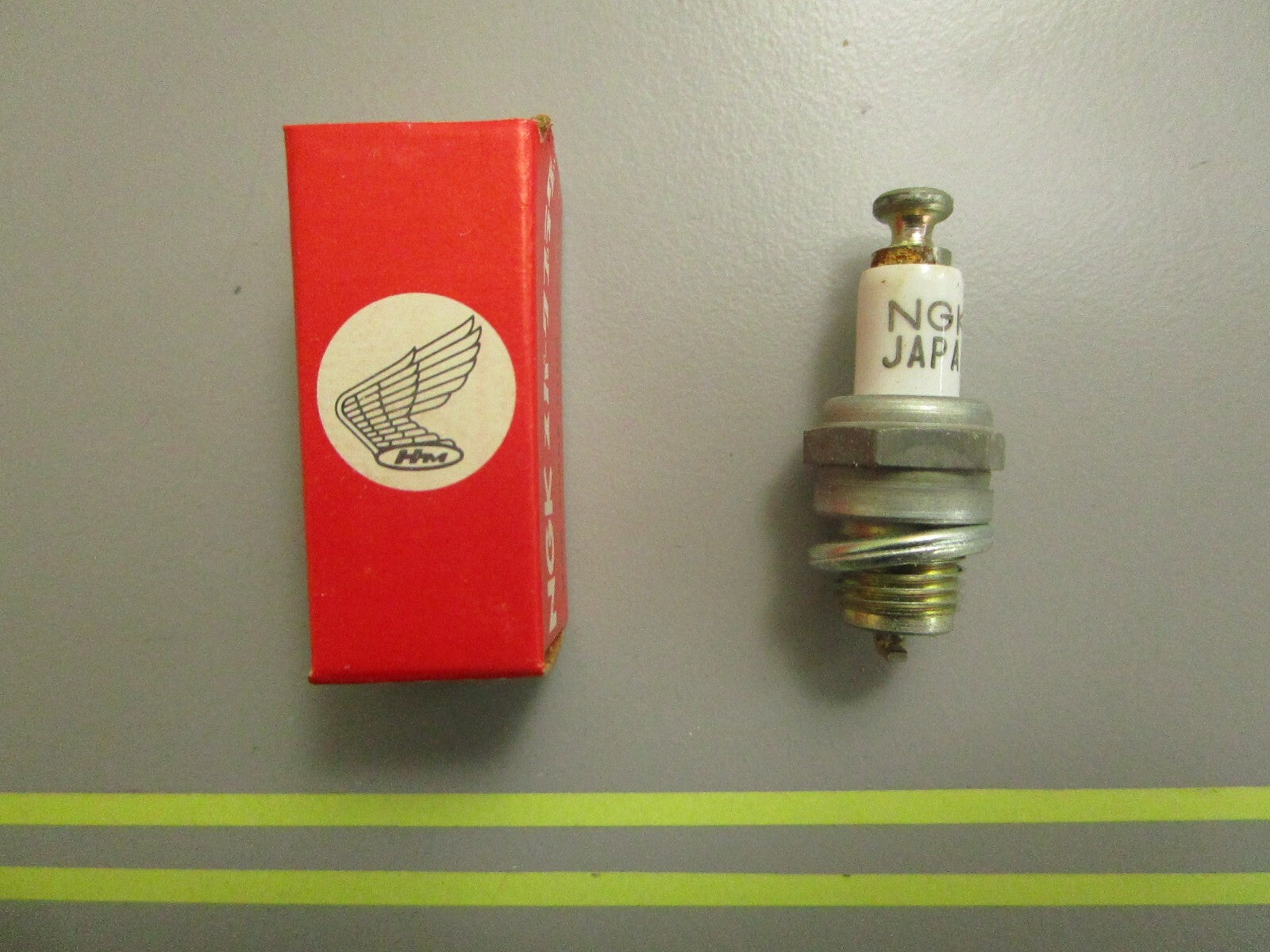 *NEW OEM* 0810 Honda Spark Plug 98052-56471