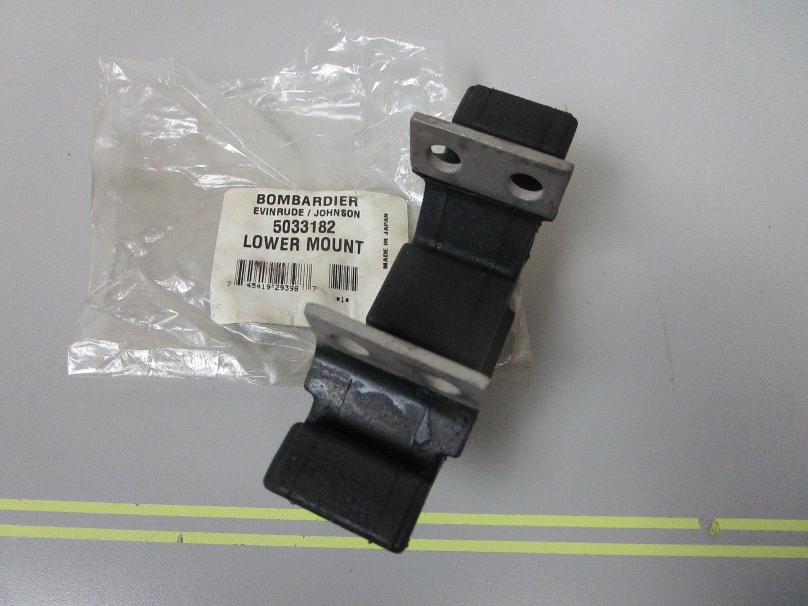 *NEW OEM* 0720 OMC Johnson Evinrude Lower Mount 5033182