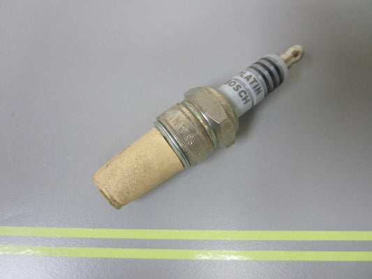 *NEW OEM* 0810 Bosch Platinum Spark Plug WR8CP