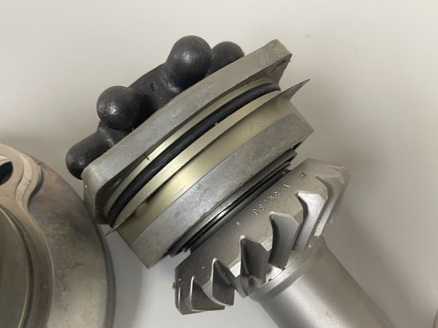 *NEW OEM* 0670 OMC Johnson Evinrude Bearing Housing Shaft Gear Housing 982478