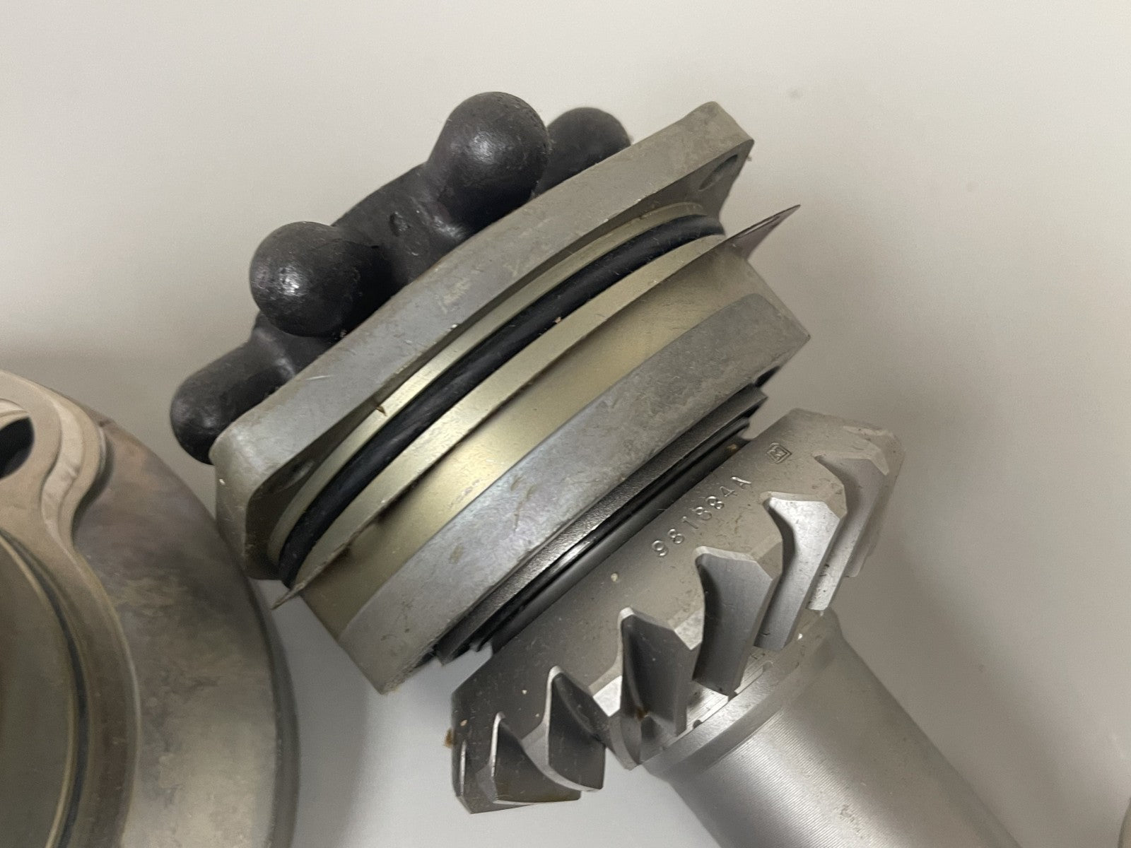 *NEW OEM* 0670 OMC Johnson Evinrude Bearing Housing Shaft Gear Housing 982478