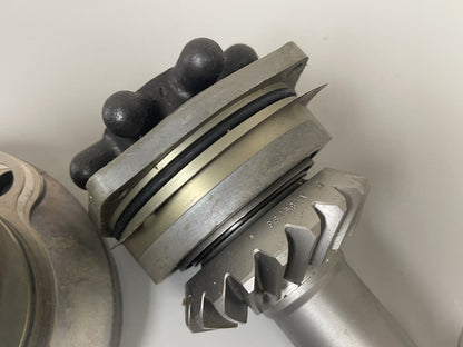 *NEW OEM* 0670 OMC Johnson Evinrude Bearing Housing Shaft Gear Housing 982478